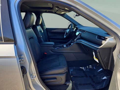 New 2025 Jeep Grand Cherokee Altitude RWD image 29