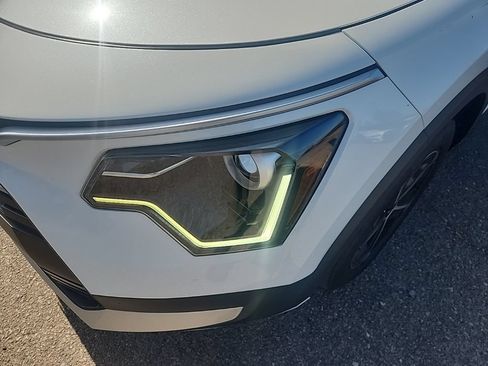 Certified 2023 Kia Niro EX FWD image 6
