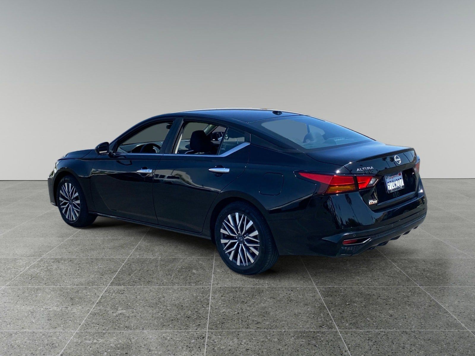 Used 2025 Nissan Altima 2.5 SV FWD image 3