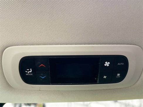 Used 2018 Chrysler Pacifica Touring-L image 24