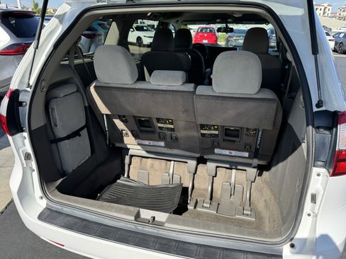 Used 2017 Toyota Sienna LE FWD image 36