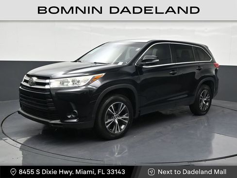 Used 2018 Toyota Highlander LE image 1