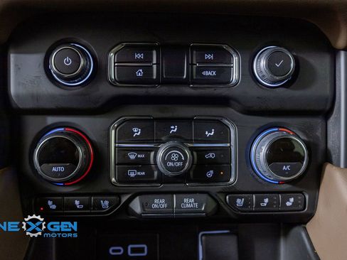 Used 2024 Chevrolet Suburban High Country w/ Advanced Technology Package image 21