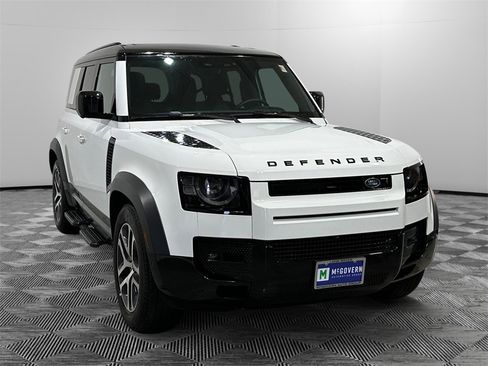 Used 2025 Land Rover Defender 110 X-Dynamic SE image 7