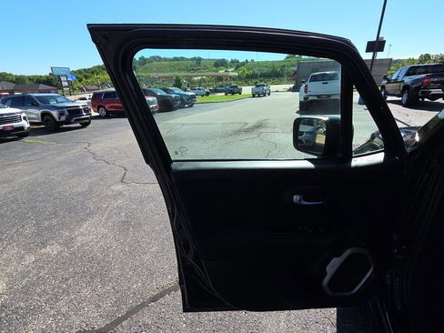 Used 2017 Jeep Renegade Latitude AWD/4WD image 12