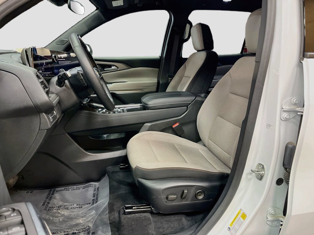 Used 2024 Chevrolet Traverse LT w/ Enhanced Driving Package AWD/4WD image 22