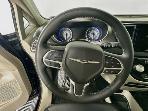 Certified 2023 Chrysler Pacifica Touring-L FWD image 18