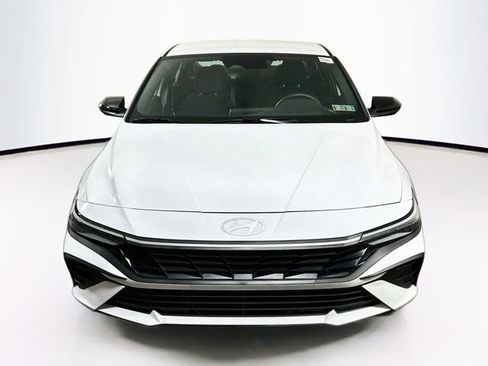 Used 2025 Hyundai Elantra SEL FWD image 2