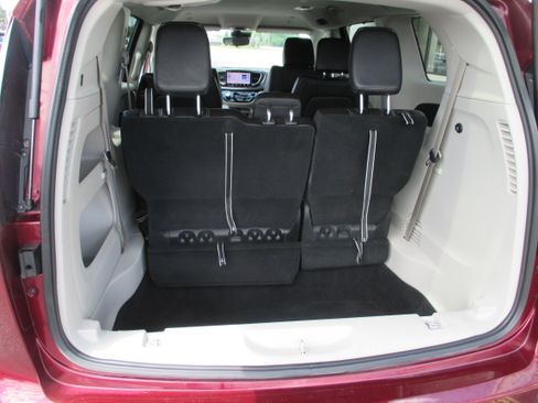 Used 2023 Chrysler Pacifica Touring-L FWD image 10