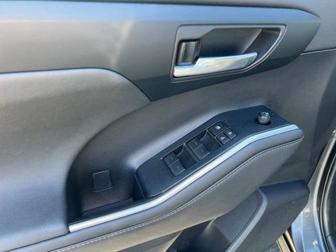 Used 2023 Toyota Highlander XLE image 13