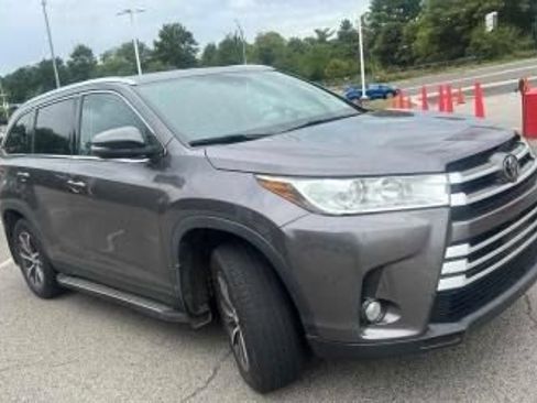 Used 2019 Toyota Highlander XLE AWD/4WD image 3