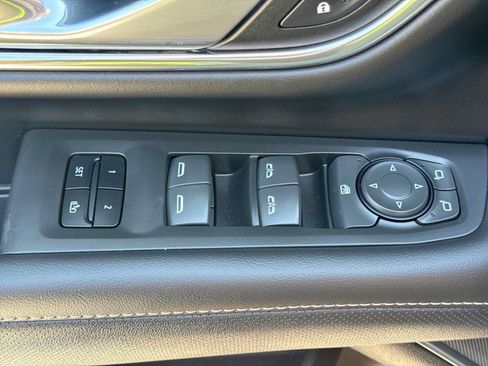 Used 2023 GMC Yukon SLT AWD/4WD image 16