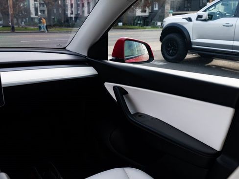 Used 2021 Tesla Model Y Long Range image 10