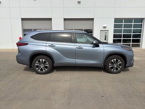Used 2023 Toyota Highlander XLE image 3