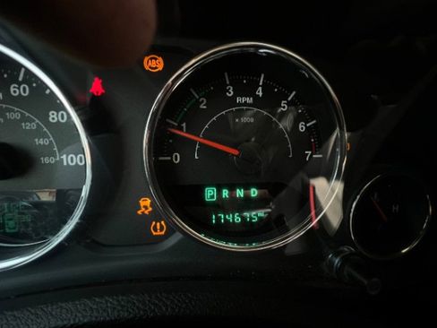 Used 2015 Jeep Wrangler Unlimited Sahara w/ Connectivity Group AWD/4WD image 14