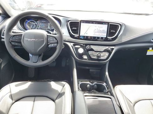 New 2026 Chrysler Pacifica Limited image 6