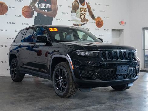 Used 2025 Jeep Grand Cherokee Altitude AWD/4WD image 18