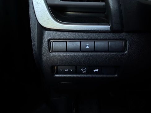 Used 2025 Nissan Rogue SV FWD image 25