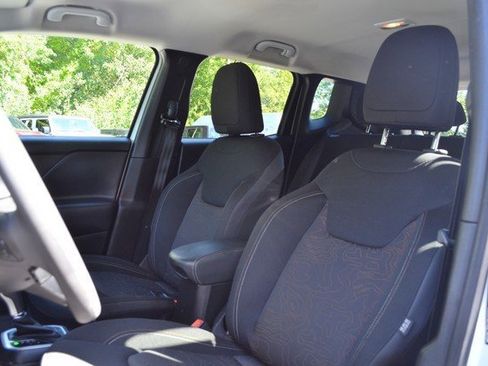 Used 2023 Jeep Renegade Latitude image 18