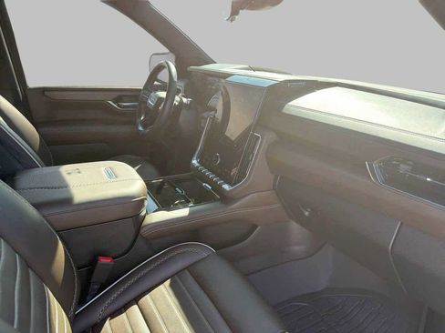 Used 2025 GMC Yukon XL Denali Ultimate image 10