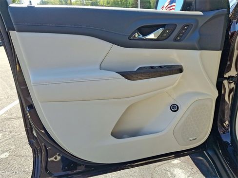 Used 2021 GMC Acadia Denali w/ Denali Technology Package image 12