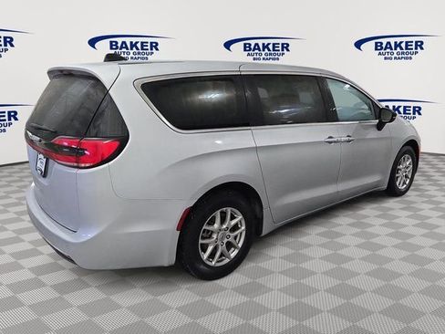 Used 2024 Chrysler Pacifica Touring-L image 4