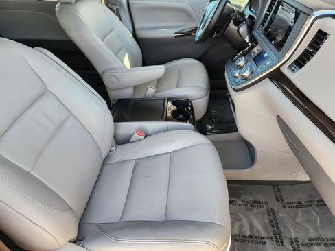 Used 2015 Toyota Sienna XLE image 4