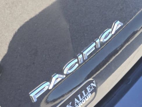 Used 2023 Chrysler Pacifica Touring-L FWD image 12