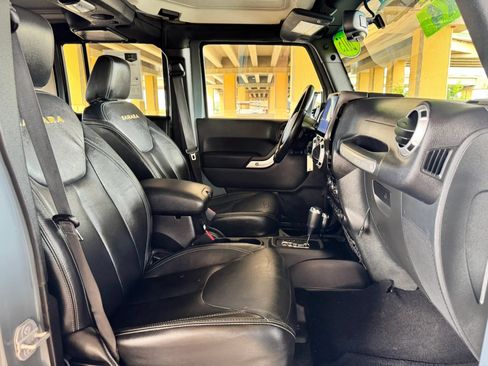 Used 2015 Jeep Wrangler Unlimited Sahara w/ Dual Top Group AWD/4WD image 25