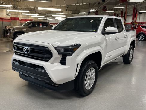 Used 2025 Toyota Tacoma SR5 AWD/4WD image 5