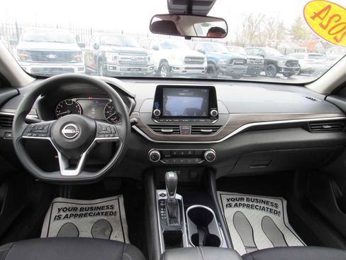 Used 2024 Nissan Altima 2.5 SV image 11