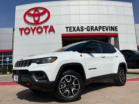 Used 2025 Jeep Compass Trailhawk image 2