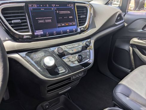 Used 2025 Chrysler Pacifica Select FWD image 20