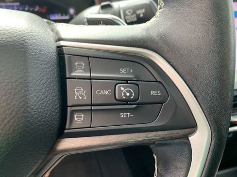 Used 2022 Jeep Grand Cherokee L Limited w/ Black Appearance Package image 27