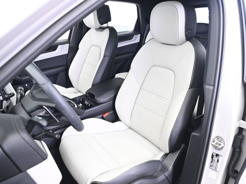 Used 2025 Porsche Cayenne image 5
