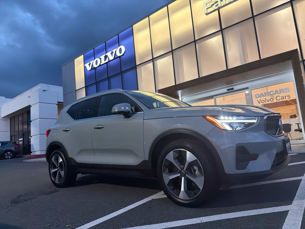 Certified 2024 Volvo XC40 B5 Core AWD/4WD image 1