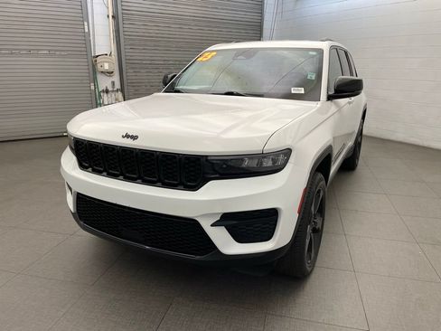 Certified 2023 Jeep Grand Cherokee Altitude AWD/4WD image 3