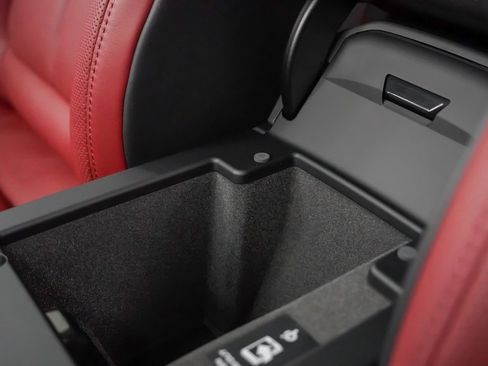 Used 2025 Porsche Macan image 34