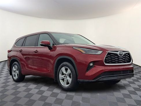 Used 2021 Toyota Highlander LE image 1