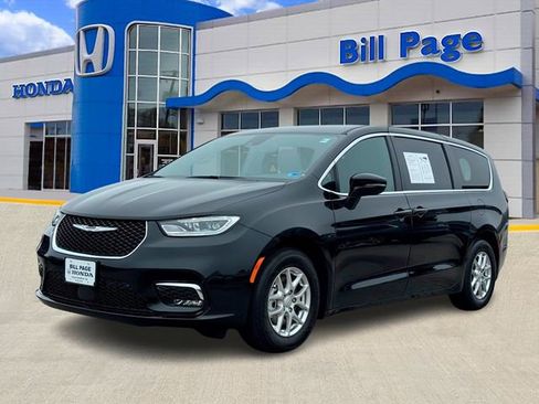 Used 2026 Chrysler Pacifica Select image 2