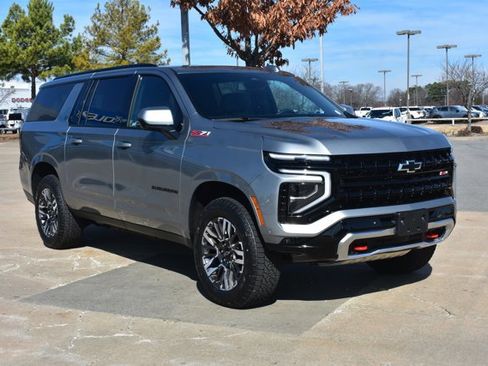 Used 2025 Chevrolet Suburban Z71 image 3