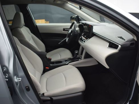 Used 2025 Toyota Corolla Cross LE AWD/4WD image 10