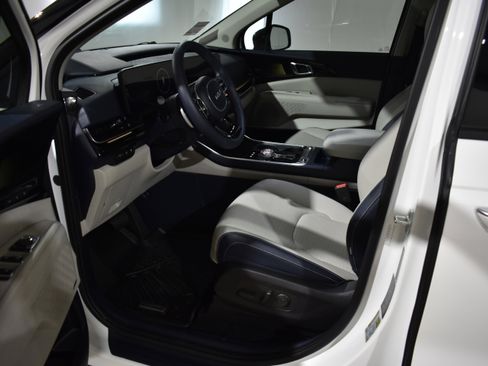 Used 2025 Kia Carnival SX Prestige image 12