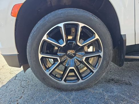 Used 2022 Chevrolet Suburban RST w/ Luxury Package image 9