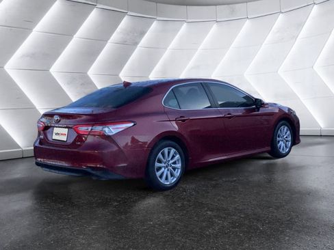 Used 2020 Toyota Camry LE image 4