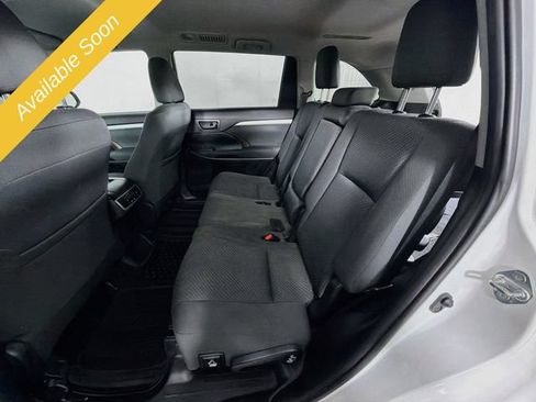 Used 2019 Toyota Highlander LE AWD/4WD image 23