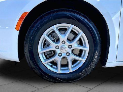 Used 2023 Chrysler Pacifica Touring-L FWD image 11