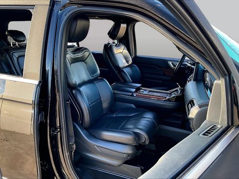 Used 2023 Lincoln Navigator 2WD image 9