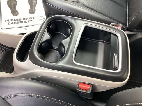 Used 2024 Chrysler Pacifica Touring-L image 37