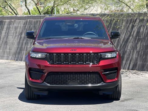 Used 2025 Jeep Grand Cherokee Altitude AWD/4WD image 3